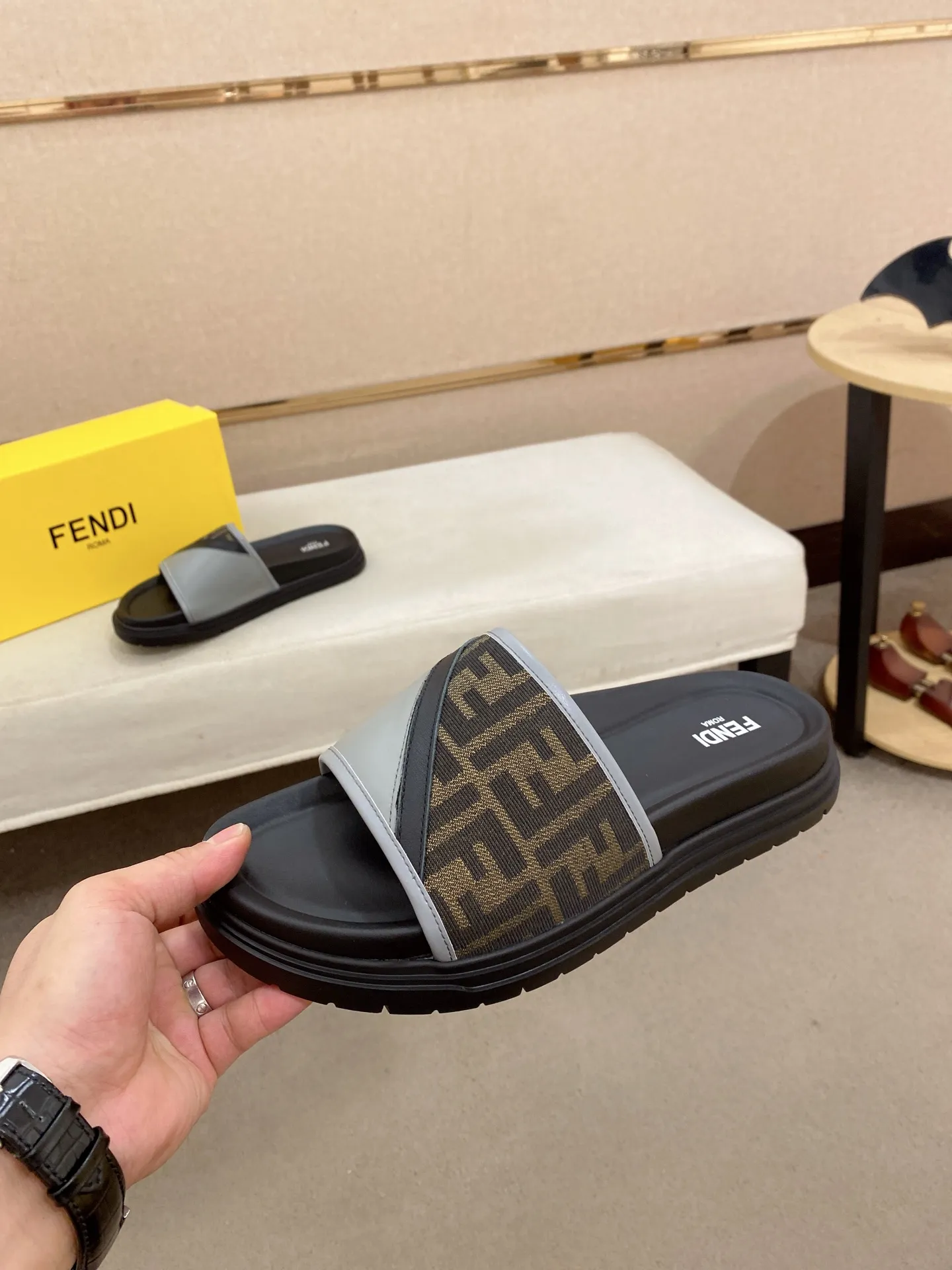 Factory price: 320💰 [Fendi Slippers] High-end brand of men's shoes, official website 1:1 latest masterpiece: original mold customization, the fabric is made of imported original materials, upgraded outsole, lighter and non-slip. The market's top quality, simple yet tasteful, a must-have for fashionistas, fashionable at your feet, full of confidence, the same style at the counter 👍The season of summer slippers is here. Code: 38-44 (45 is custom-made and cannot be returned or exchanged)